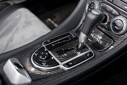 «Автомат» на SL 65 AMG – старый добрый пятиступенчатый AMG SPEEDSHIFT PLUS. Только он способен пропустить через себя такой чудовищный момент в 1000 Нм и не раскрошиться.